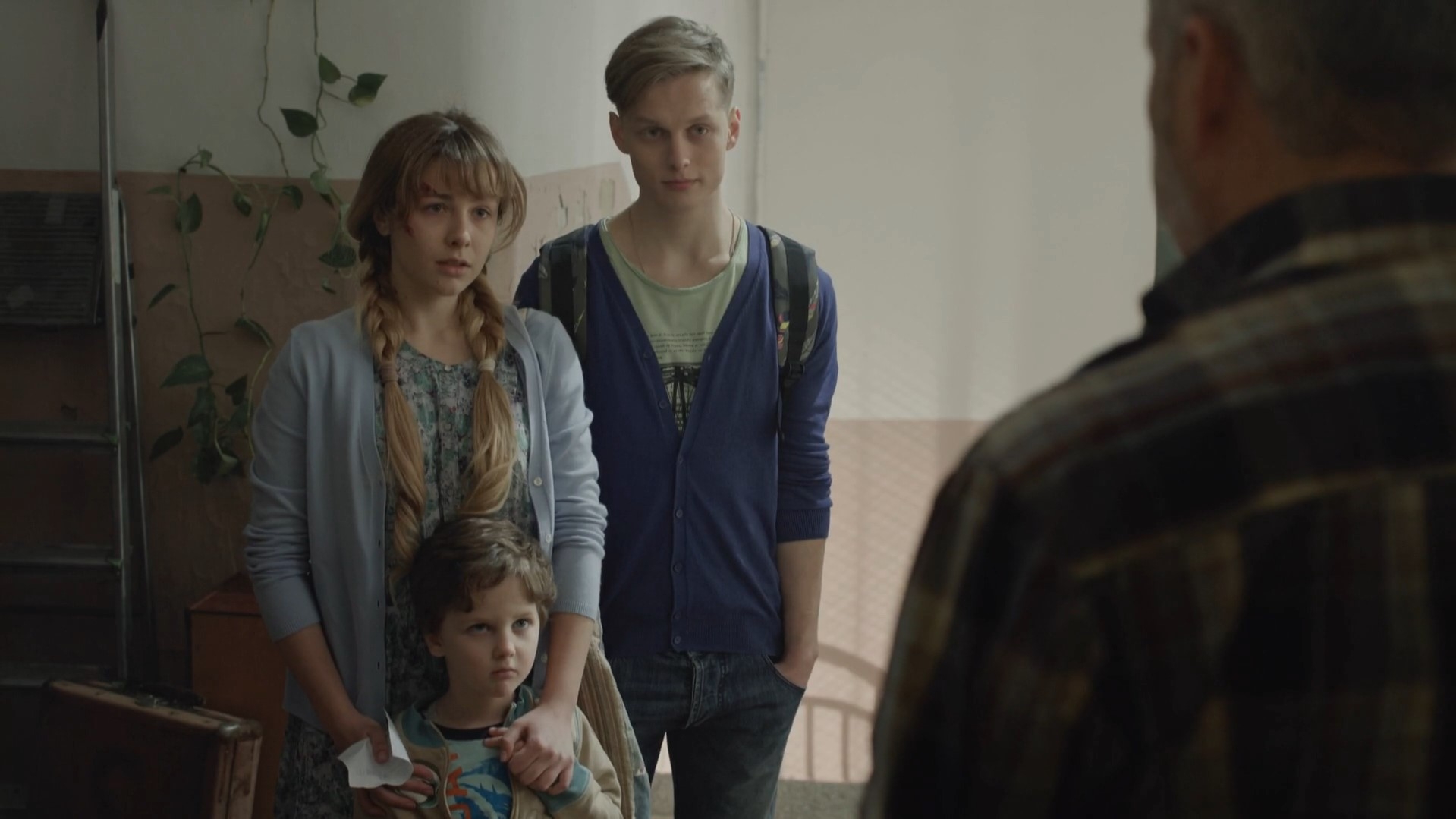 За вітриною